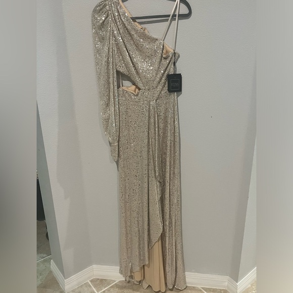 IEENA FOR MAC DUGGAL 26730
Silver Sequined One Shoulder Cut Out Gown Size 2 - Picture 6 of 9